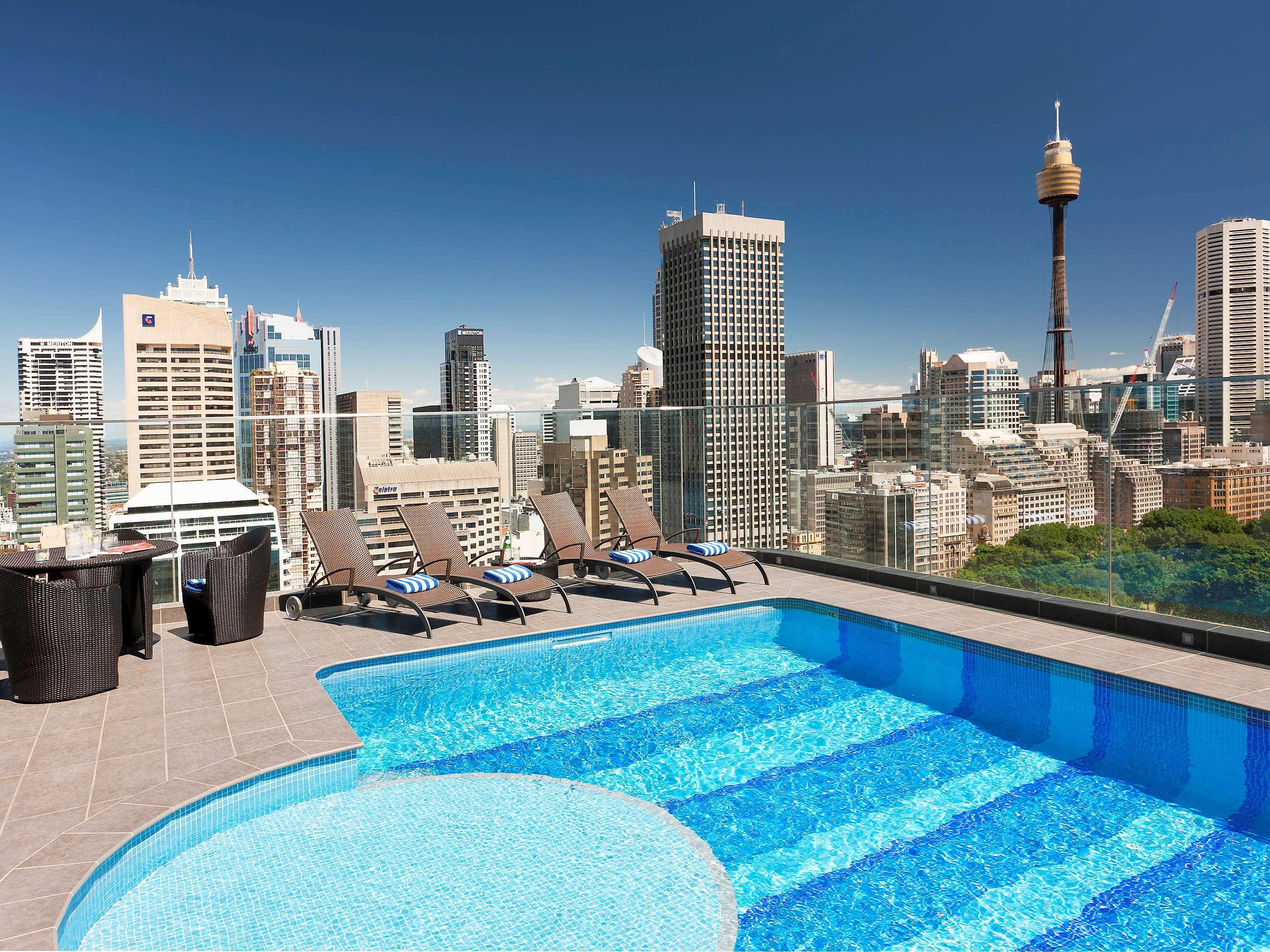 พูลแมน ซิดนีย์ ไฮด์ พาร์ค Hotel ภายนอก รูปภาพ The rooftop pool at the hotel