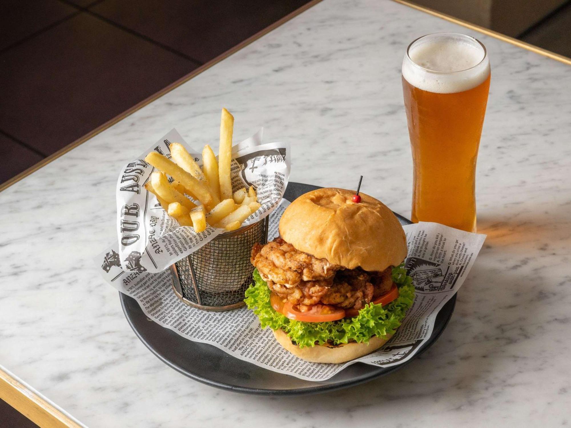 พูลแมน ซิดนีย์ ไฮด์ พาร์ค Hotel ภายนอก รูปภาพ A burger with fries and a beer