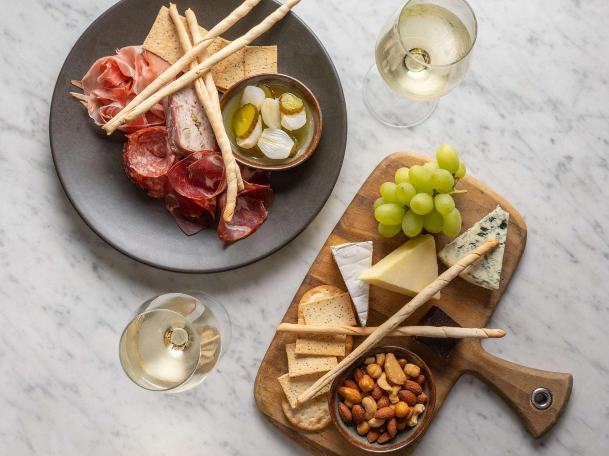 พูลแมน ซิดนีย์ ไฮด์ พาร์ค Hotel ภายนอก รูปภาพ A cheese and wine platter
