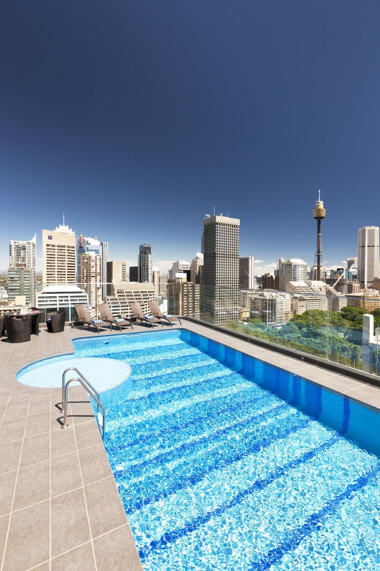 พูลแมน ซิดนีย์ ไฮด์ พาร์ค Hotel ภายนอก รูปภาพ The rooftop pool at the hotel